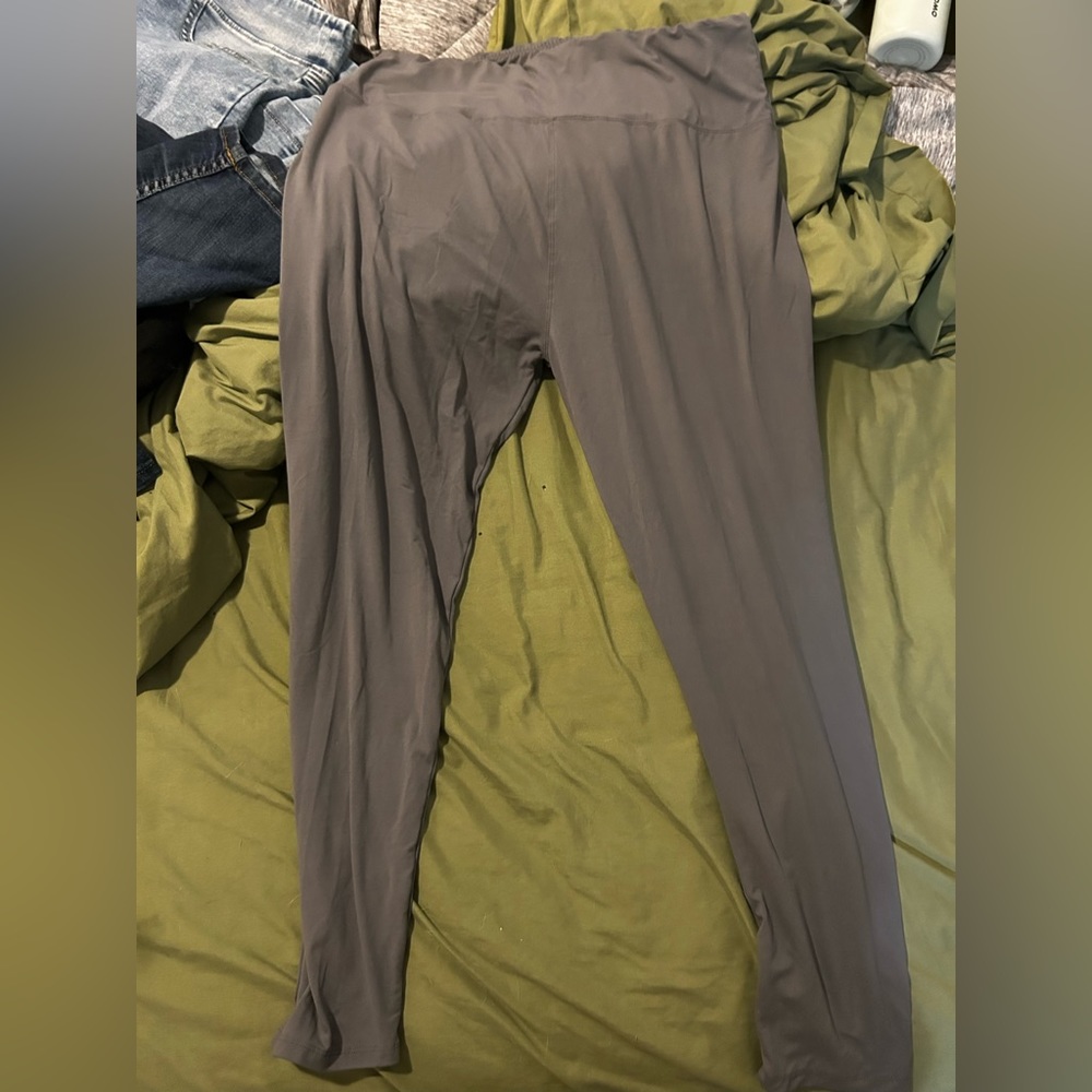 Grey plus size leggings.